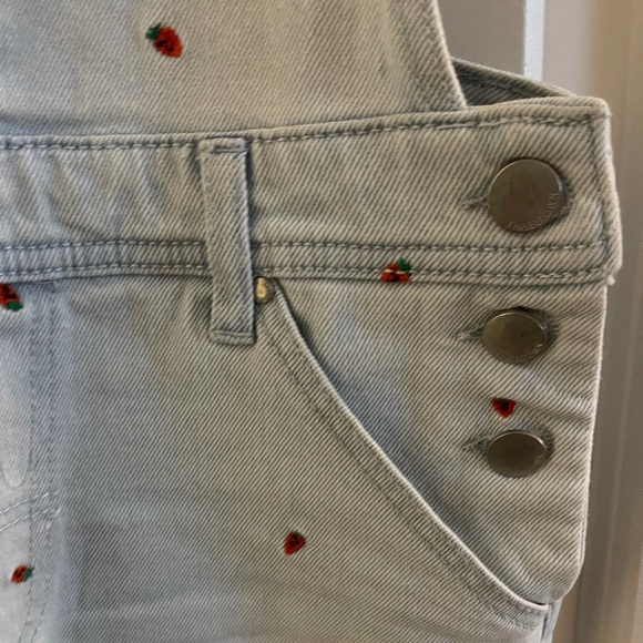 shorts overalls with tiny strawberry embroidery - Picture 5 of 5